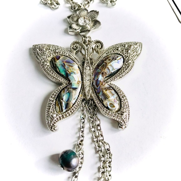 Elegant Silver Butterfly Necklace with Floral Details - Picture 2 of 11